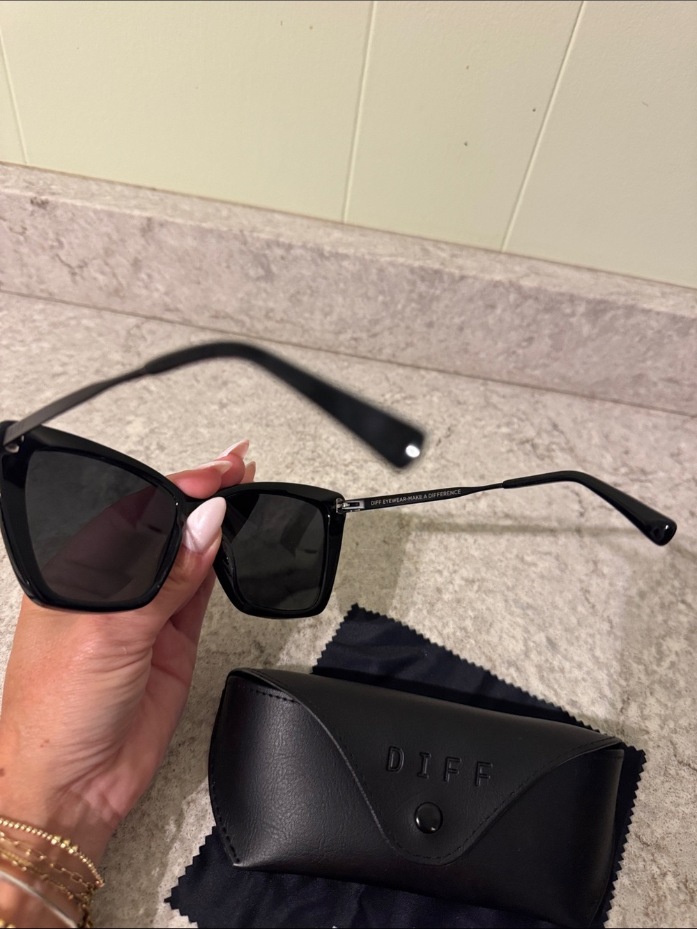 Diff black cat eye sunglasses - Picture 4 of 5